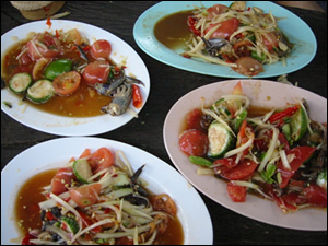 舌が痺れる程辛いソムタムプー（3メッ）