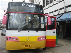 ピンクのベンツバス