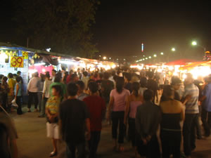 コンサート会場隣の屋台街